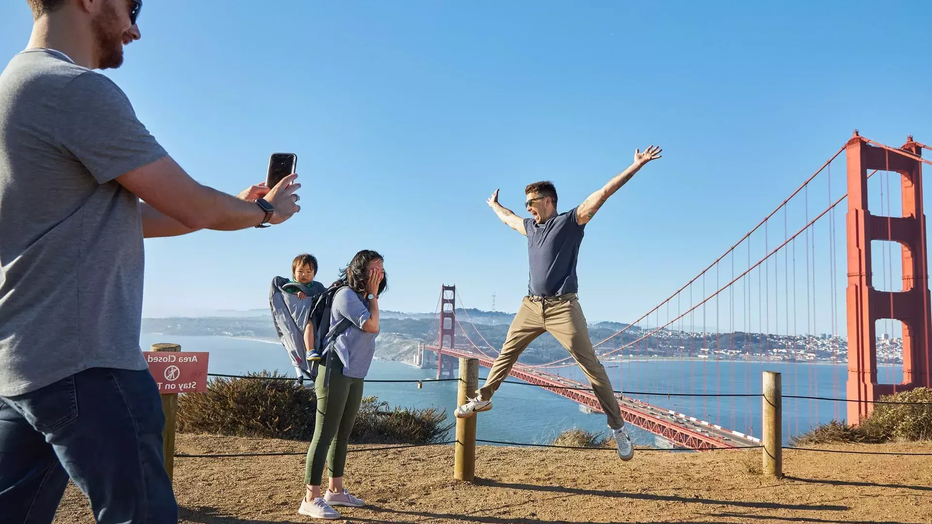 Un gruppo scatta foto al Golden Gate Bridge